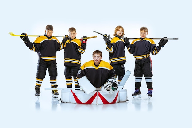 Fulllength portret van jongens kinderen professionele hockeyspeler geïsoleerd op witte achtergrond