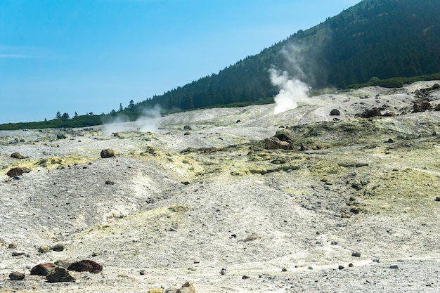 Fumarole veld op de helling van Mendeleev vulkaan Kunashir eiland