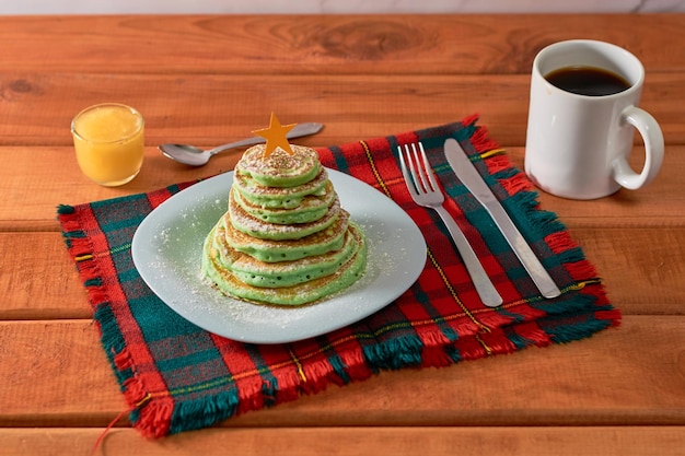 子供のための楽しいクリスマスの朝食 クリスマスの松の木の形をしたパンケーキ