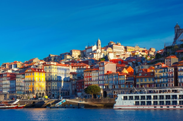 Веселые красочные дома в старом городе порто, португалия