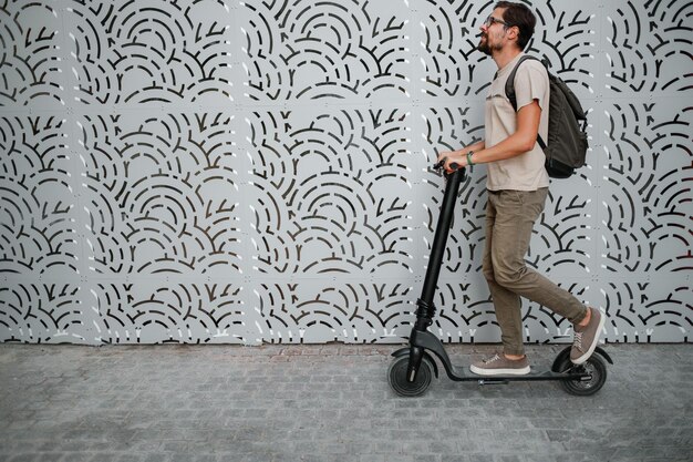 Scooter elettrico divertente da guidare per la città