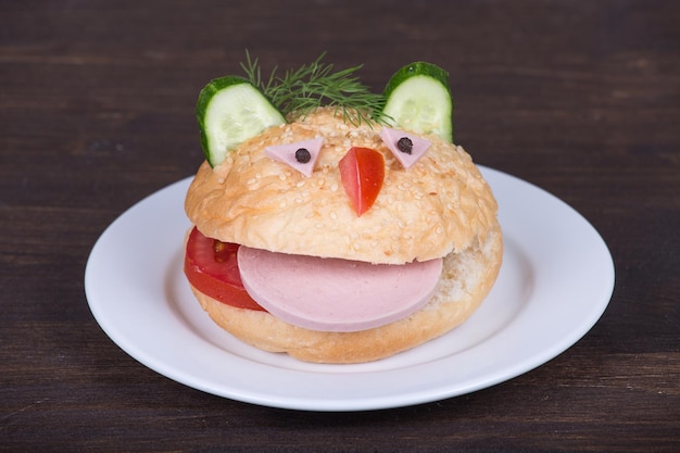 Fun food for kids hamburger ziet eruit als een grappige muilkorf in een witte plaat