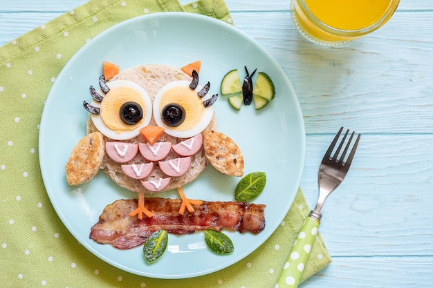 Foto cibo divertente per bambini - toast panino con gufo carino con salsicce e uova