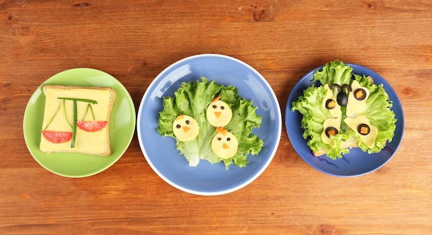 木製の背景に子供のための楽しい食べ物