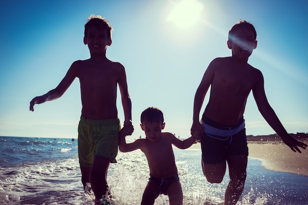 Divertimento per bambini che giocano splash in spiaggia