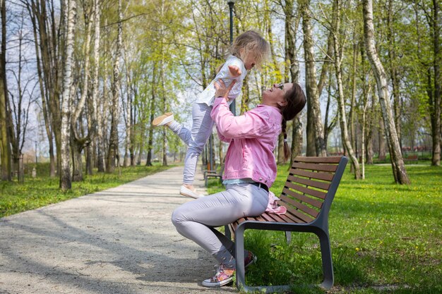 Забава поднимать четырехлетнюю дочь в городском парке