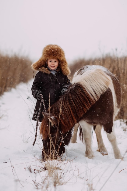 Веселая зимняя история девочки и пони 3086