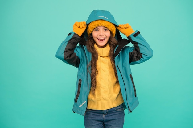 秋の日のための機能的なデザイン 秋の表情で幸せな子供 ファッションの秋のスタイルで小さな女の子の笑顔 新鮮な空気に最適なカジュアルな秋服 秋に暖かく保つ