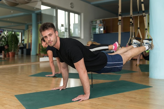 Functionele fitnesstraining in sportgymnastiek met suspension-training Trx