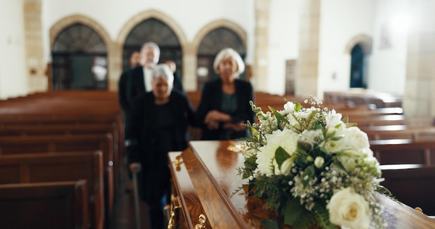 Foto funerale chiesa e persone o bara con fiori per l'addio lutto e dolore al servizio commemorativo addio famiglia e triste donne anziane o bara in cappella per salutare la perdita o sepoltura per la morte