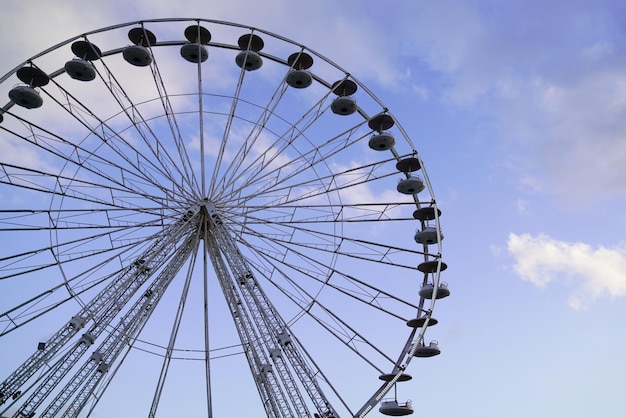 Attrazione del luna park del parco di divertimenti della ruota panoramica dei luna park con il cielo blu della nuvola