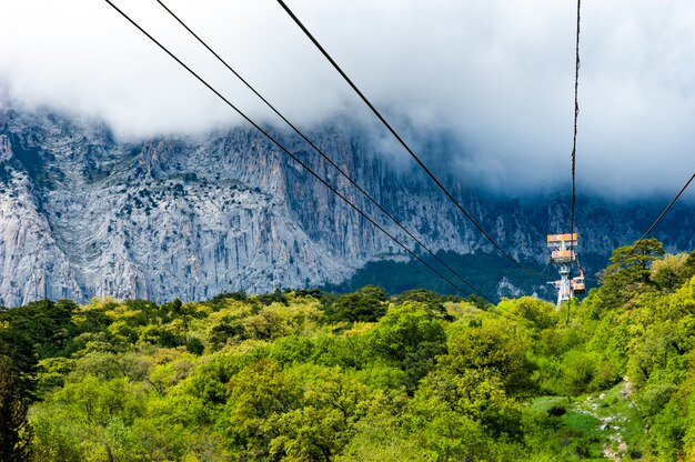 Percorsi funicolari passano da pittoresche montagne sullo sfondo