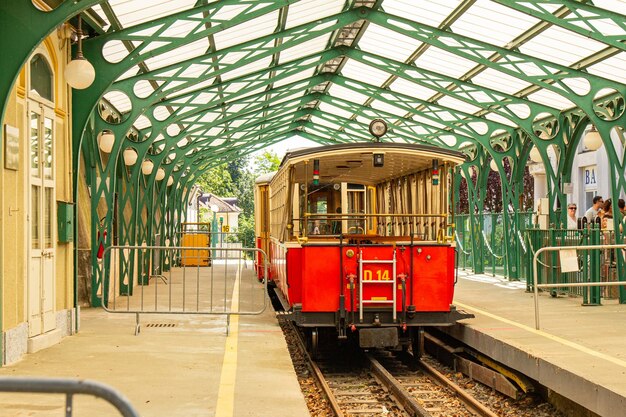 写真 ヴィンテージの客車が走るケーブルカー路面電車 イタリアの山岳電車が sassi 駅から出発し、スペルガ教会大聖堂へ アルプス山脈 トリノ ピエモンテ イタリア