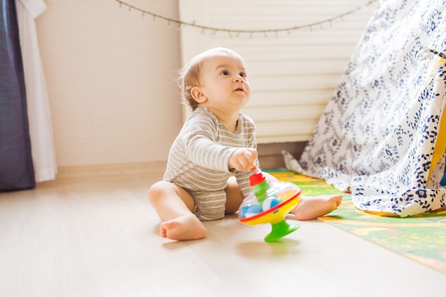 おもちゃで遊ぶ面白い男の子の子供