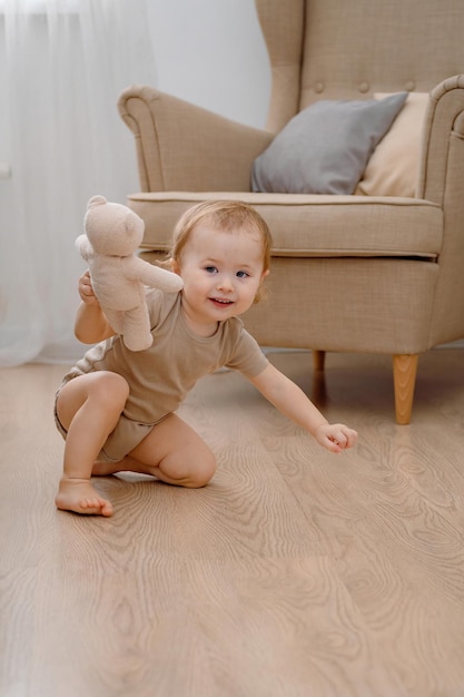 異常に這うおかしな赤ちゃん発達のマイルストーンアクティブな幼児