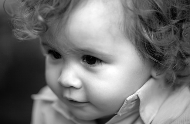 Фото Забавное детское лицо вблизи детской головы макропортрет