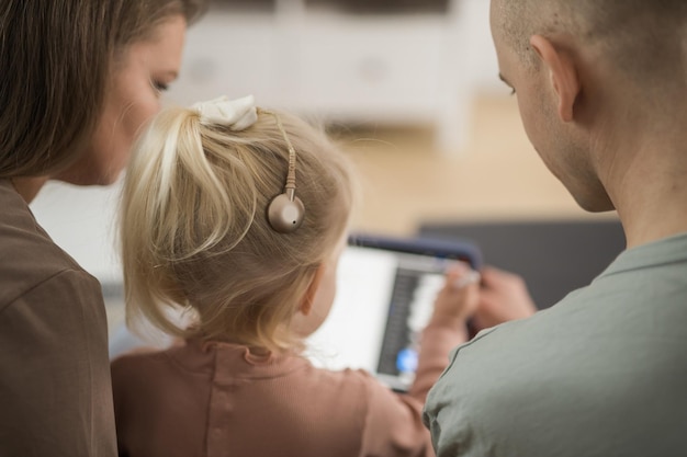 Foto bambino divertente con impianto cocleare apparecchi acustici e medicina tecnologia innovativa e concetto di diversità