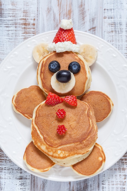 朝食にベリーと面白いクマのパンケーキ