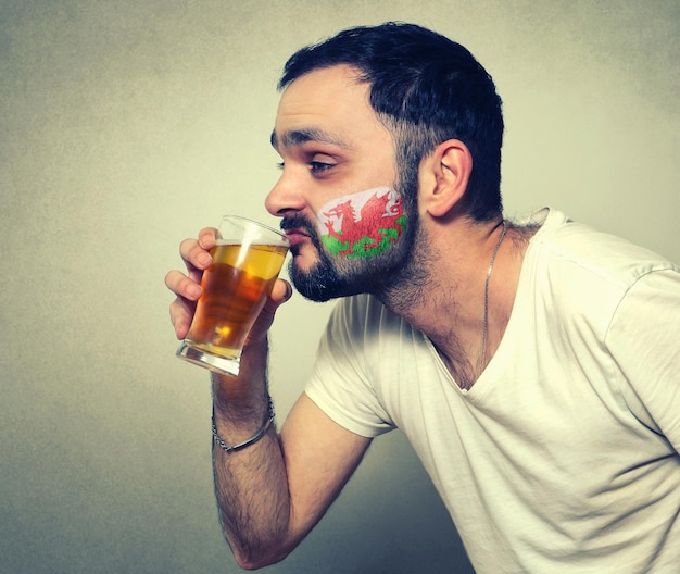 写真 ビールを飲む面白いひげの男