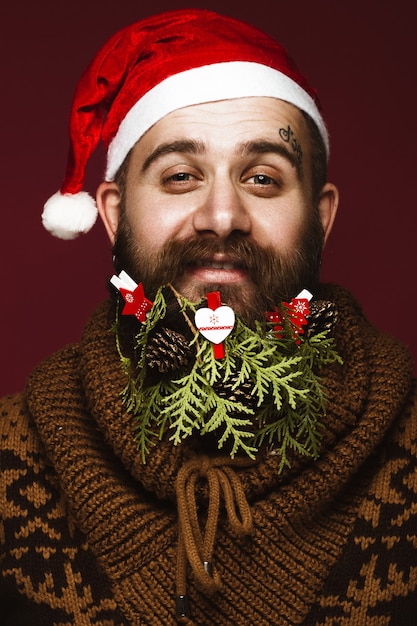 그의 수염에 장식으로 산타 클로스와 같은 새해 이미지에 재미있는 수염 난된 남자. 성탄절.