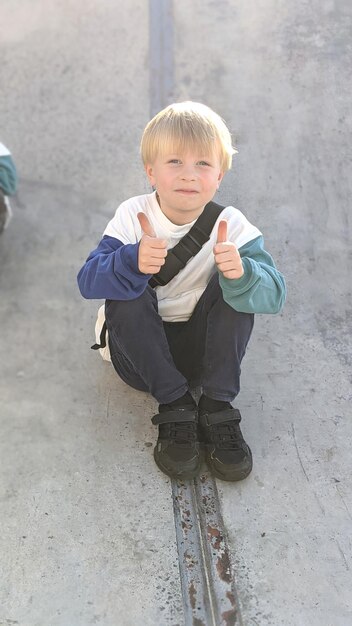 Foto bambino divertente per strada