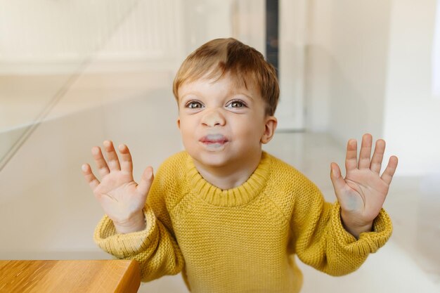 おかしな男の子がガラスの上に鼻を置いた近接効果テキストの場所