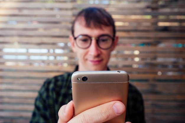 Foto geek divertente dell'uomo d'affari che utilizza il computer portatile in vacanza tropicale