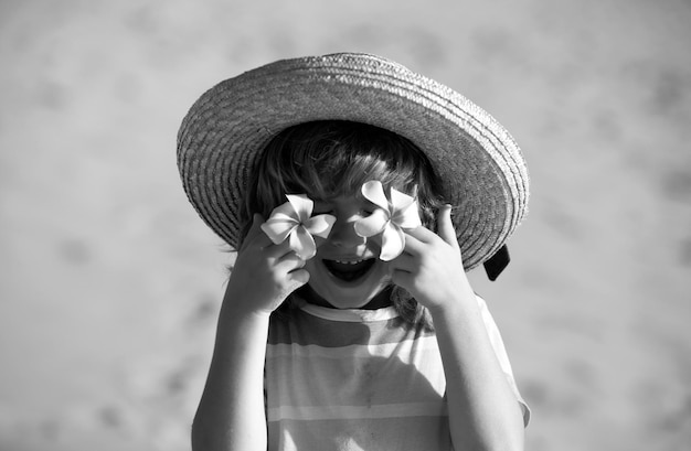 花の眼を持つ<unk>の帽子をかぶった子供たちの面白い子供の顔 夏の肖像画 夏の休日のカバー