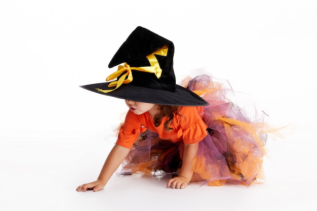 Foto ragazza divertente del bambino in costume della strega per halloween su bianco