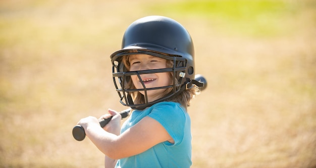 Bambino divertente che gioca a baseball pastella nella lega giovanile che ottiene un ragazzo colpito che colpisce una palla da baseball