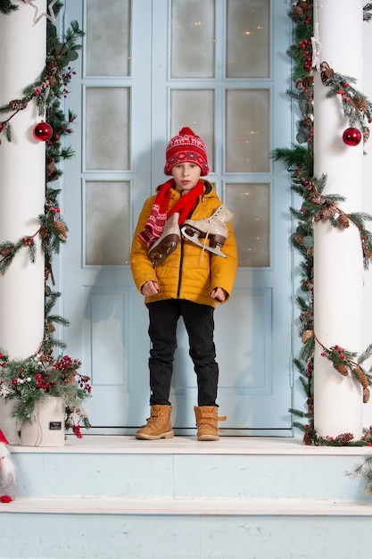 クリスマスの家のポーチで面白い子