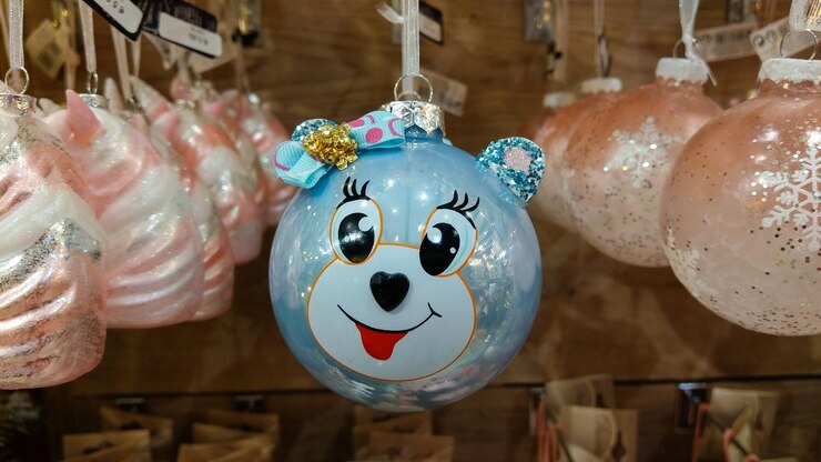 Photo funny christmas ball at the christkindlmarkt of merano in italy