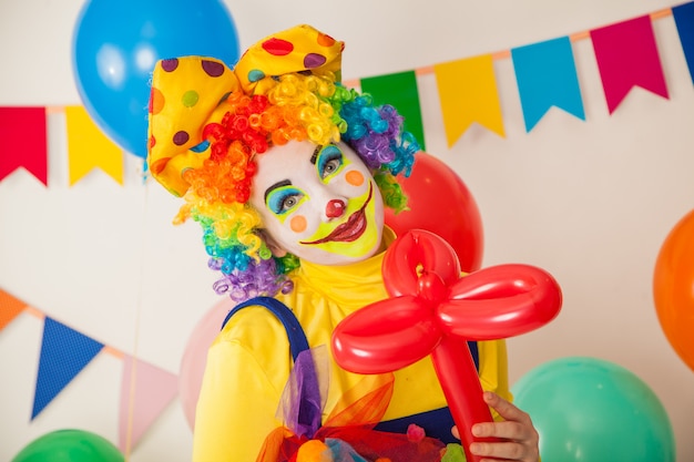 Foto pagliaccio divertente a una festa colorata