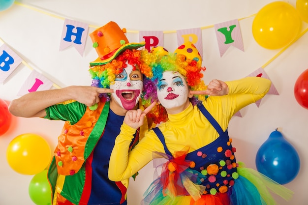 Веселые клоуны на празднике демонстрируют свои хорошие эмоции