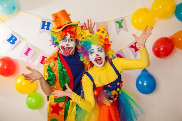 I buffi pagliacci durante le vacanze mostrano le loro buone emozioni