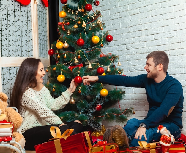 面白いカップルはクリスマスを祝います。新年。