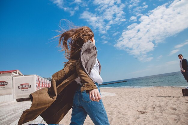 海の近くの面白いカップル