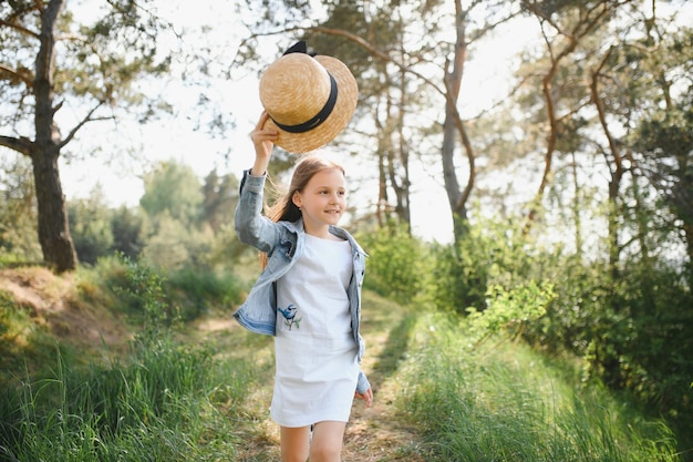 자연 배경 행복 여름 시즌 위에 공원에서 재미 있는 귀여운 아이 소녀