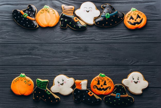 Foto divertente biscotti di zenzero squisiti per halloween sul tavolo. vista orizzontale dall'alto