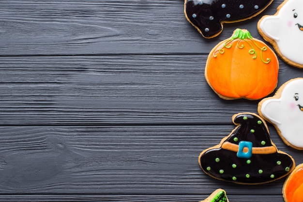 Забавные вкусные имбирные печенья для Хэллоуина на столе. горизонтальный вид сверху
