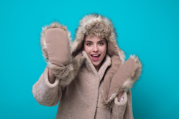 Фото Забавная возбужденная женщина зимой теплая шляпа и зимние перчатки забавная девушка в шерстяном пальто девушка зимой