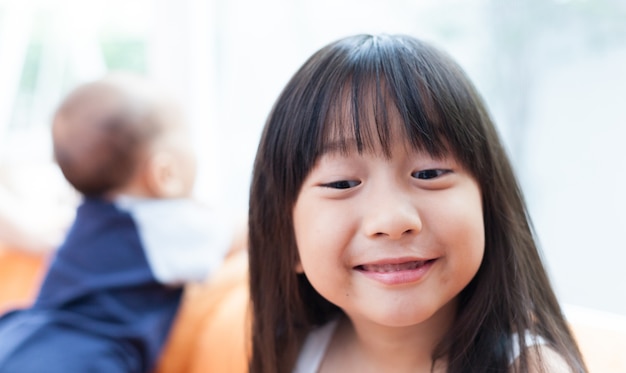 写真 面白い顔の少女