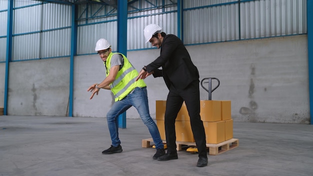 Divertenti operai di fabbrica ballano in fabbrica gente felice al lavoro