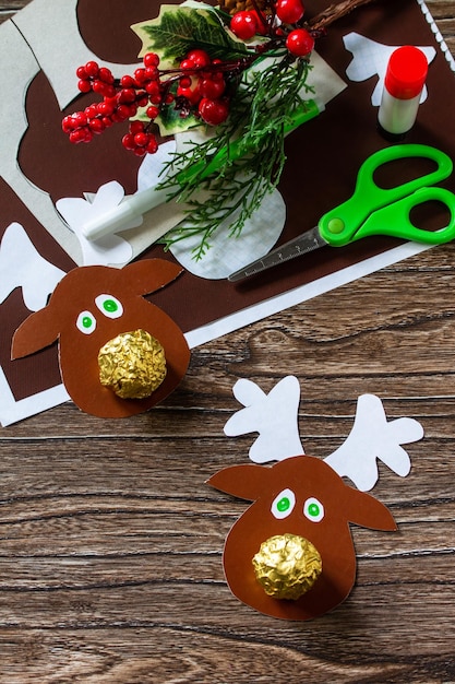 Regalo divertente con caramelle cervi di natale fatto a mano progetto di creatività per bambini artigianato per bambini