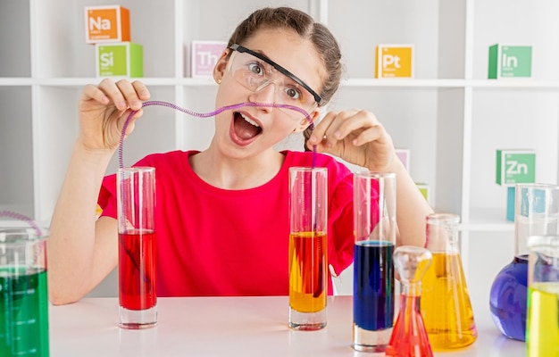 Photo funny girl doing chemical experiment