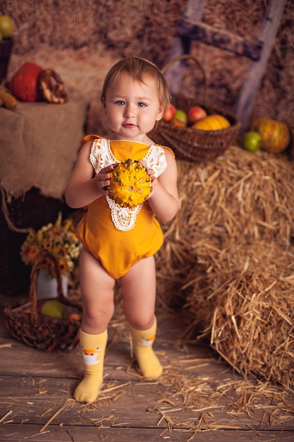 写真 村の面白い女の子は野菜から収穫して干し草に滞在しています