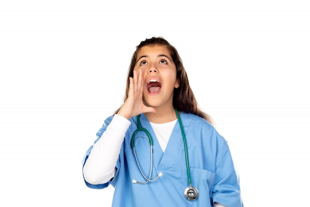 Ragazza divertente con l'uniforme blu del medico