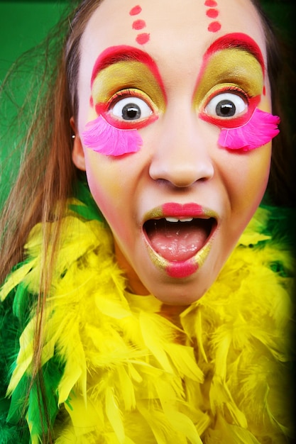 Ragazza divertente con trucco luminoso