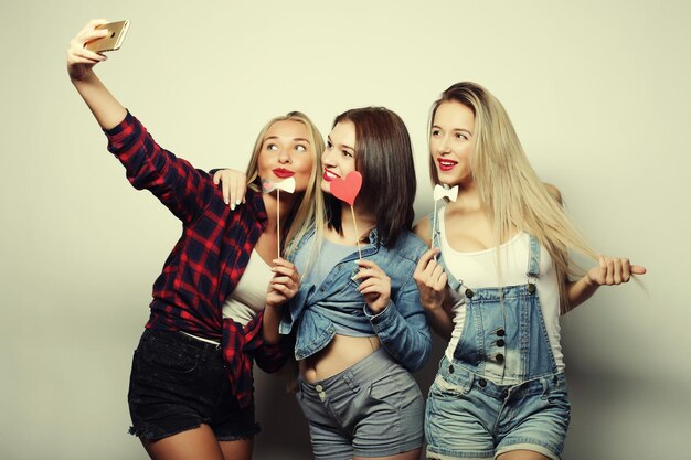 Foto ragazze divertenti pronte per il selfie della festa