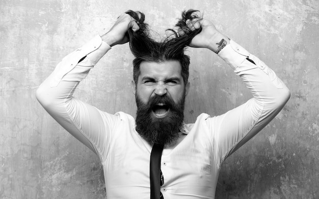 面白いヘアスタイル モダンなヘアカット 興奮したひげのある男 ひげのあるゲイの理 ⁇ 店のコンセプト 怒った